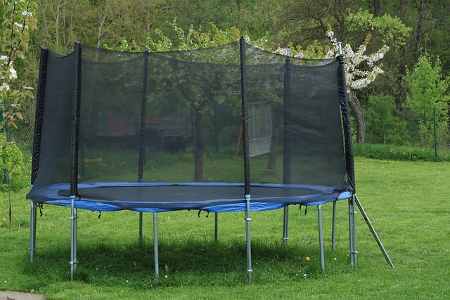 trampolína s ochrannou sítí
